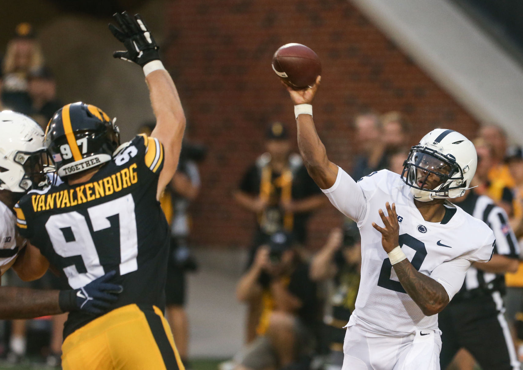 100921-qc-spt-iowa-fball-060